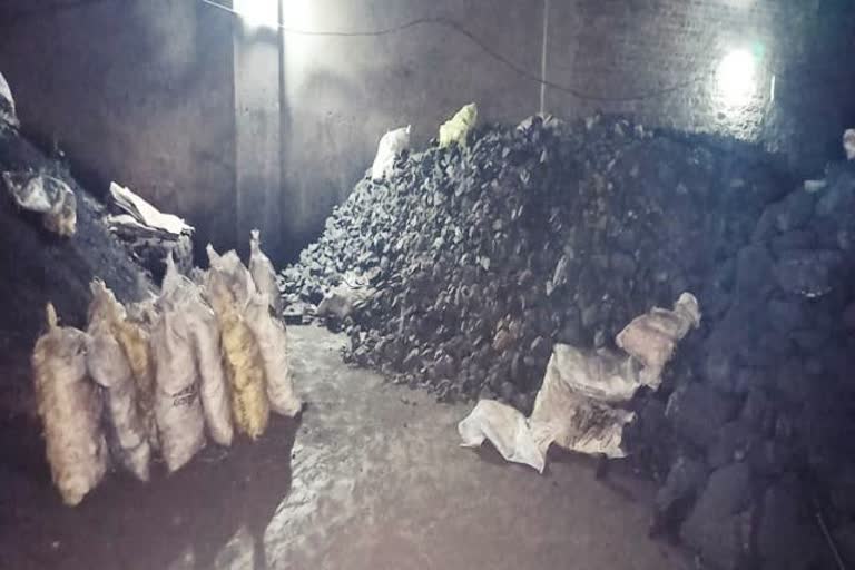 man arrested with illegal coal in dhanbad, illegal coal in dhanbad, news of dhanbad coal Mines, धनबाद में अवैध कोयला के साथ एक शख्स गिरफ्तार, धनबाद में अवैध कोयला, धनबाद में कोयला खान की खबरें