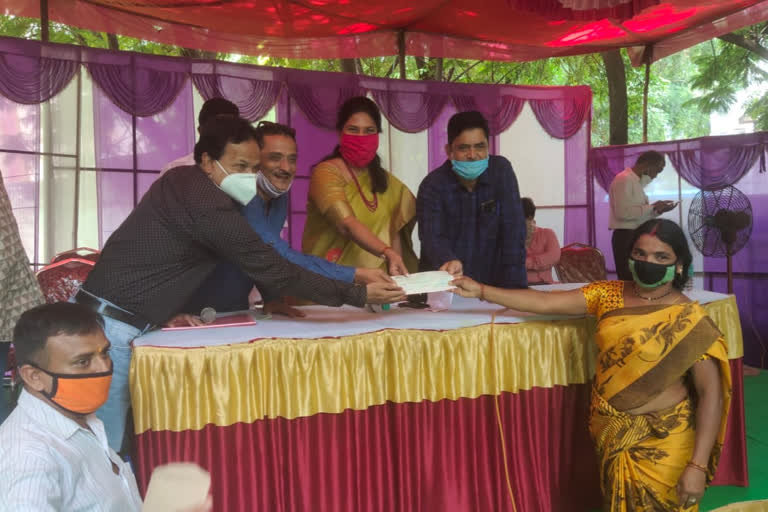 kalyan laxmi and shaadi mubarak cheque distribution at chandrayangutta