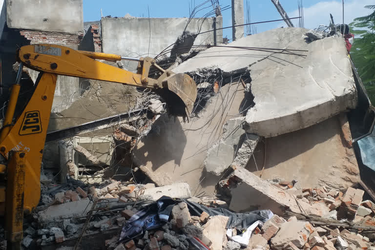 Imran's building near Atiq collapsed