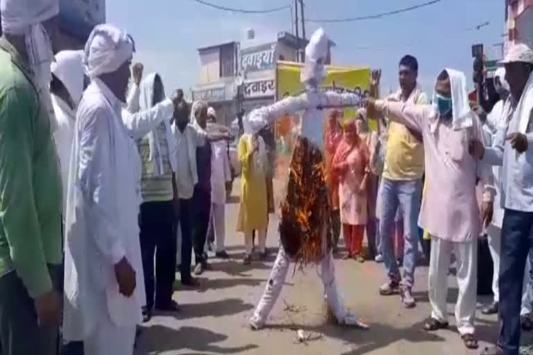 pti teachers burnt effigy of education minister kanwarpal gurjar in jhajjar