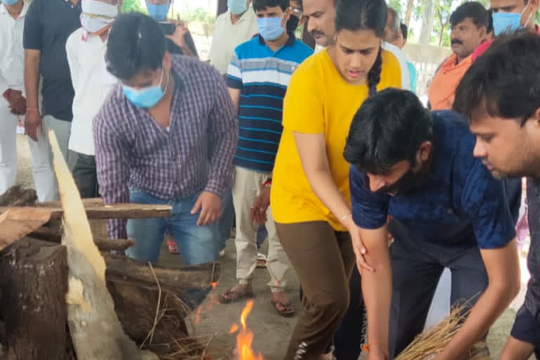 Cloth traders daughter did rituals