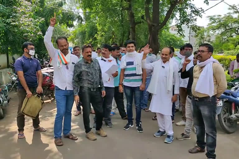 Farmers surrounded the Tehsil office in hoshangabad