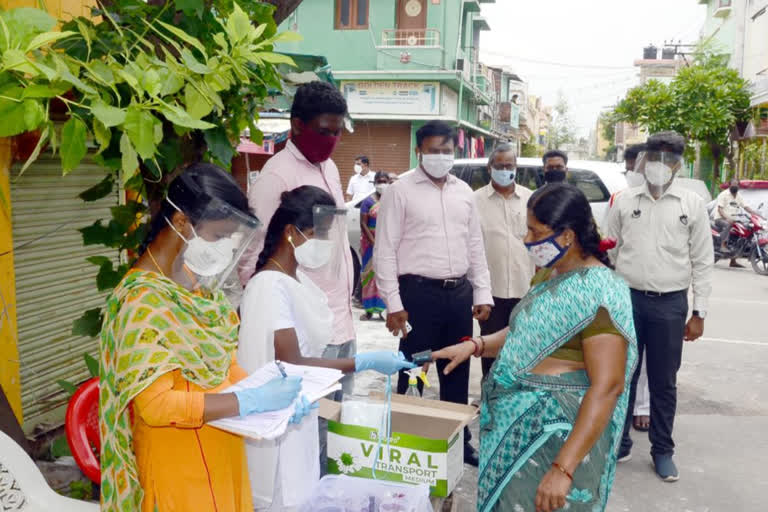 கரோனா சிறப்பு மருத்துவ முகாமினை ஆய்வு செய்த மாநகராட்சி ஆணையர் சதீஸ்