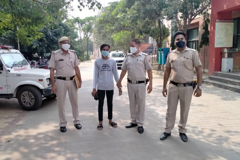 Dabri police arrested one person with knife on Dwarka-Janakpuri Road