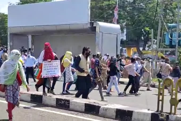 Unemployed union angry with lathicharge on unemployed youth