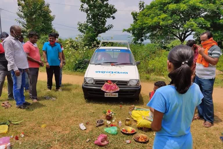 ଗୁରୁ ଦିବସରେ ଗୁରୁ ଉଦ୍ଦେଶ୍ୟରେ ସ୍ବର୍ଗରଥ ଦାନ କାଲେ ଶିକ୍ଷକ