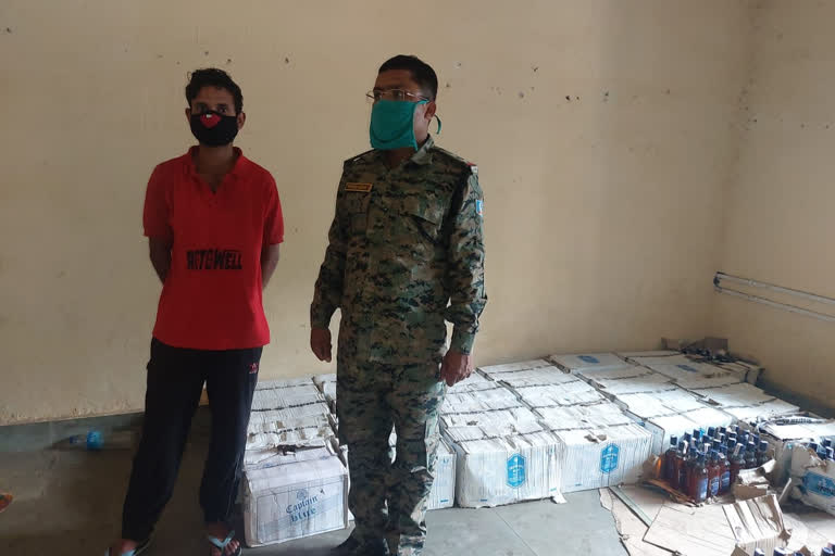 wine smuggler arrested in giridih, पिकअप पर फर्जी नंबर प्लेट लगाकर अवैध शराब तस्करी करने वाले गिरफ्तार