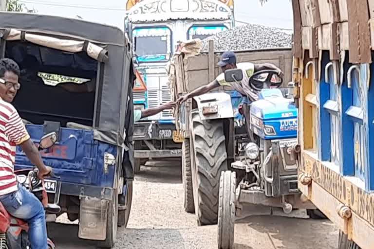 Policemen doing illegal recovery from vehicles