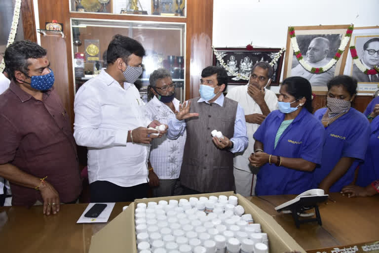 immunity booster, immunity booster give to BBMP workers, immunity booster news, BBMP workers, BBMP workers news, ಆಯುರ್ವೇದ ರೋಗ ನಿರೋಧಕ ಮಾತ್ರೆ, ಬಿಬಿಎಂಪಿ ಕೆಲಸಗಾರರಿಗೆ ಆಯುರ್ವೇದ ರೋಗ ನಿರೋಧಕ ಮಾತ್ರೆ, ಆಯುರ್ವೇದ ರೋಗ ನಿರೋಧಕ ಮಾತ್ರೆ ಸುದ್ದಿ, ಬಿಬಿಎಂಪಿ ಕೆಲಸಗಾರರ ಸುದ್ದಿ,