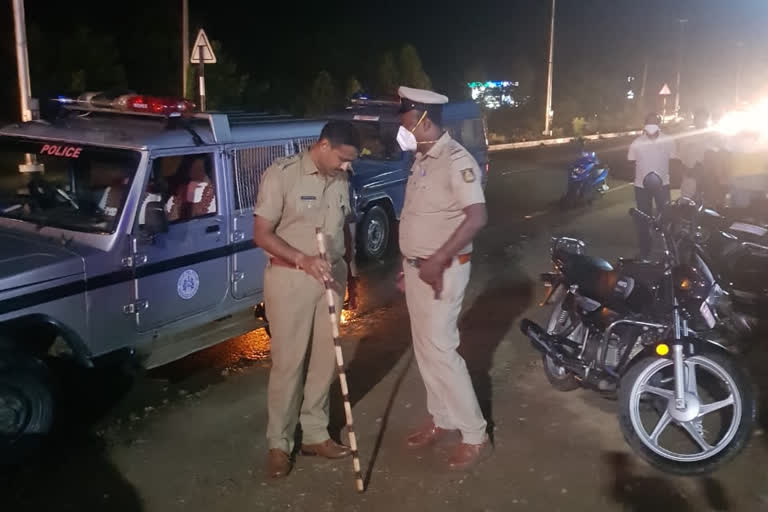 SP Srinivas Gowda patrol at night