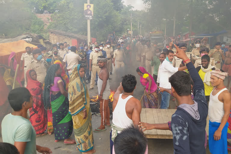 ग्रामीणों ने की आगजनी