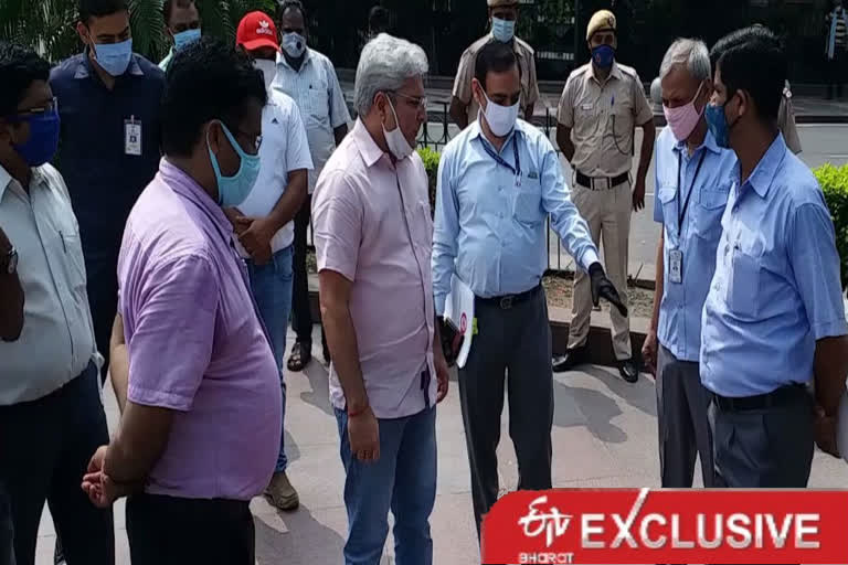 Transport Minister kailash gehlot inspected Rajiv chowk metro station