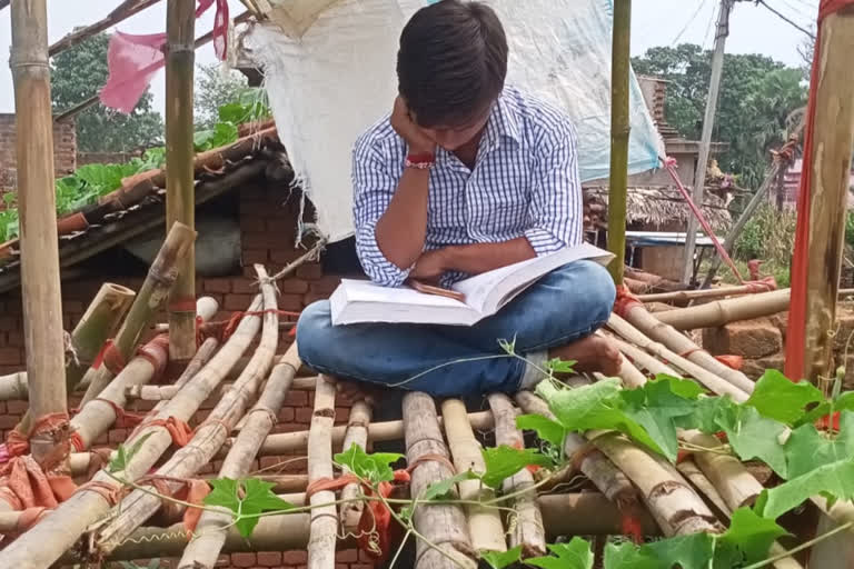 student formed Scaffolding and started doing online class,मचान बनाकर छात्र कर रहा ऑनलाइन क्लास