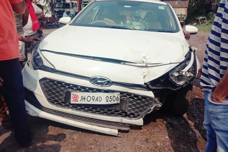 young man injured in a road accident, road accident in bokaro, Car and bike collision in Bokaro, बोकारो में सड़क हादसे में एक युवक घायल, बोकारो में कार और बाइक की टक्कर, बोकारो में सड़क हादसा