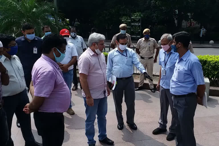 transport-minister-kailash-gehlot-inspected-rajiv-chowk-metro-station