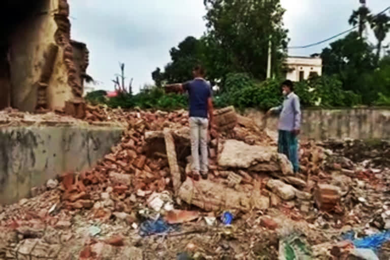 Building collapses in Patna