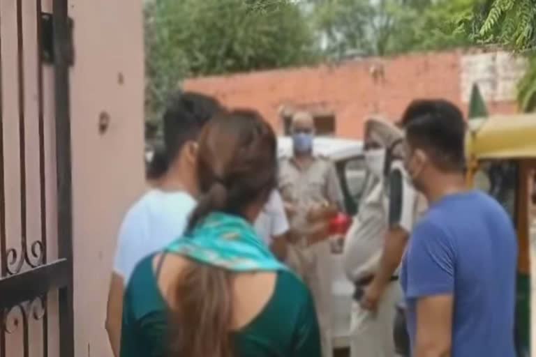 chandigarh husband caught wife in hotel