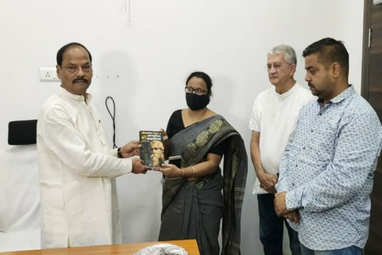 raghubar-das-congratulated-national-award-winning-teacher-ishita-dey