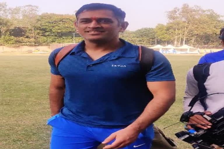 Former cricketers paid Dhoni's JSCA membership dues in jamshedpur,धोनी के JSCA की सदस्यता राशि का बकाया पूर्व किक्रेटरों ने चंदा कर चुकाया