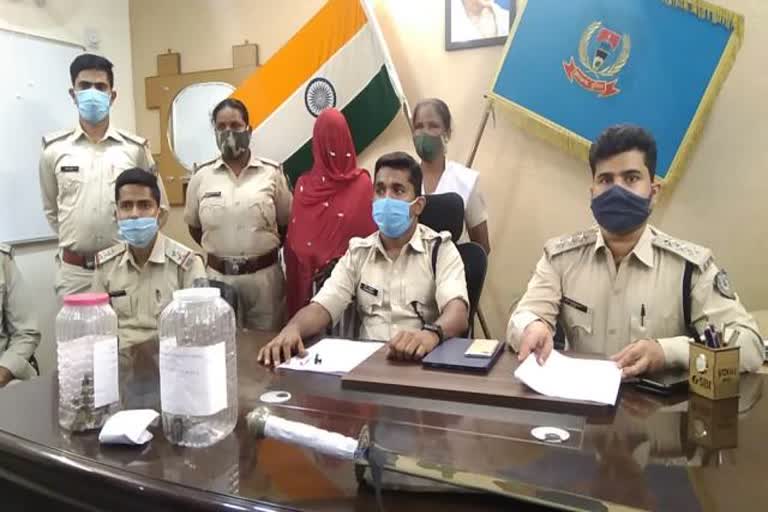 police arrested woman in her husband murder case at dhanbad, Woman arrested for murder in dhanbad, crime news of dhanbad, धनबाद में पति की हत्या के आरोप में पत्नी गिरफ्तार, धनबाद में हत्या के आरोप में महिला गिरफ्तार, धनबाद में अपराध की खबरें