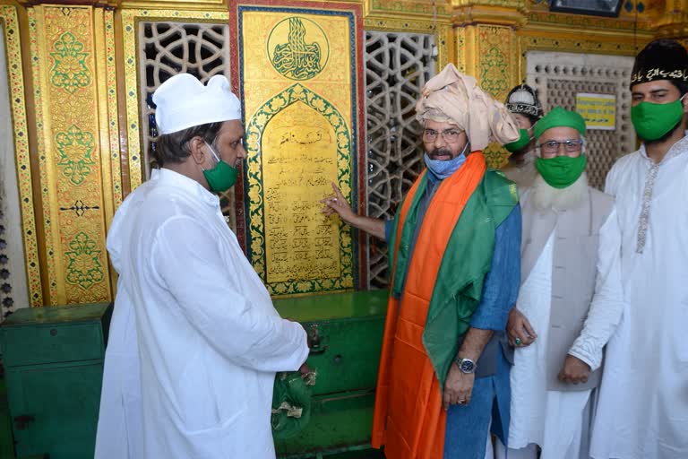 Naqvi visited Nizamuddin Dargah and prayed for peace