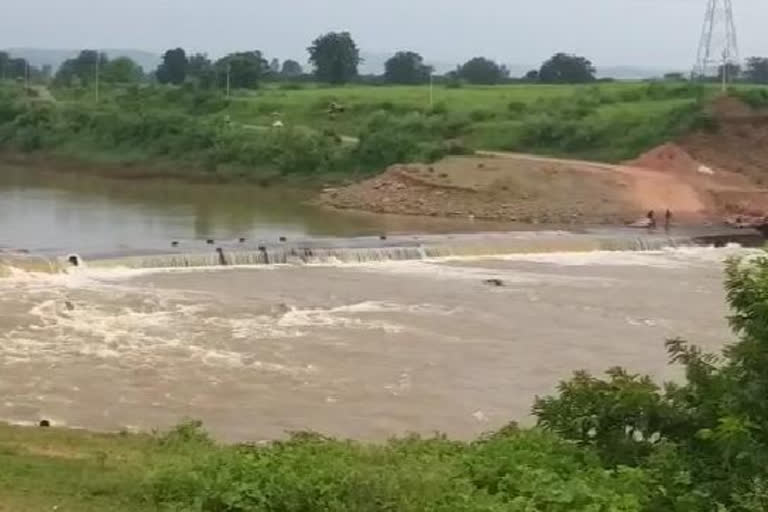 Three youths drifted while crossing the Johila bridge