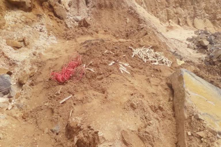 explosives found in stone Mines in giridih, explosives found in giridih, News of Giridih Deori police station, गिरिडीह में पत्थर की खदान में मिले विस्फोटक, गिरिडीह में मिले विस्फोटक, गिरिडीह देवरी थाना की खबरें