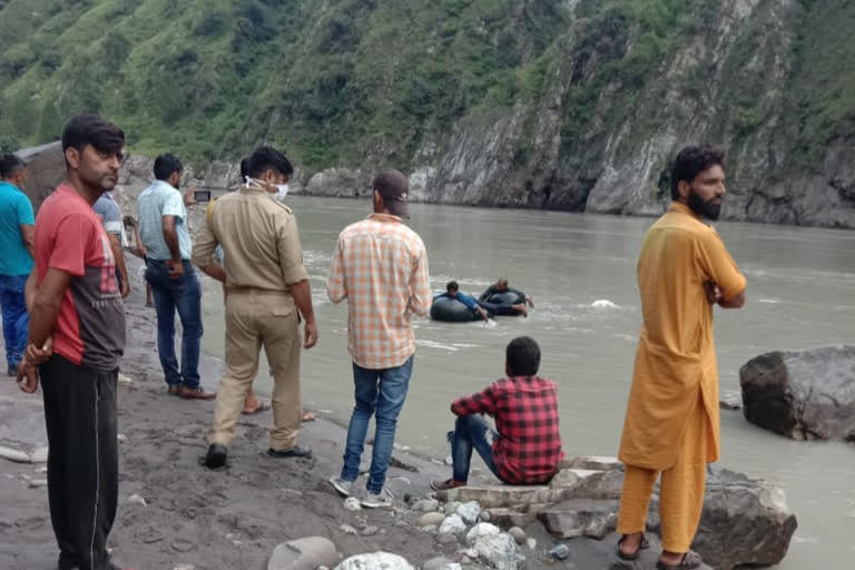 ramban accident, one dead body recovered 7 still missing in river chenab