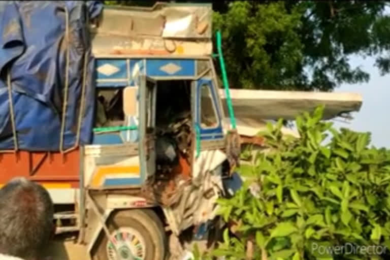 Lorry hit by misplaced bus shelter .. Missed accident