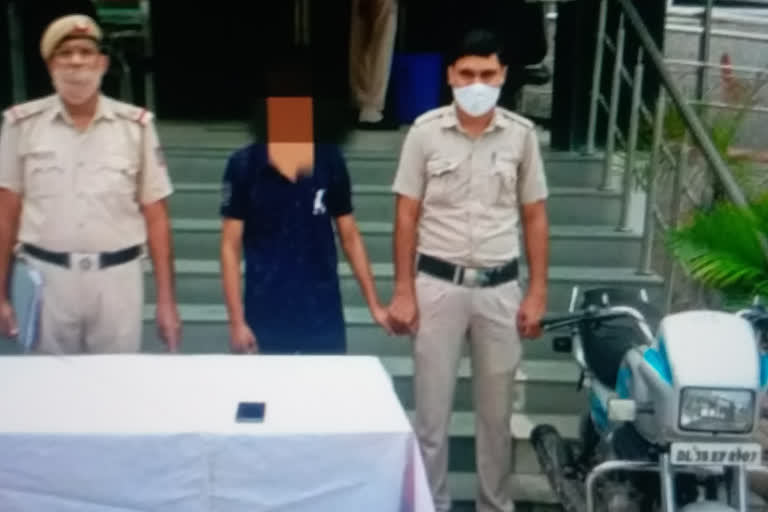 sarita vihar police arrested miscreant for robbing mobile in delhi