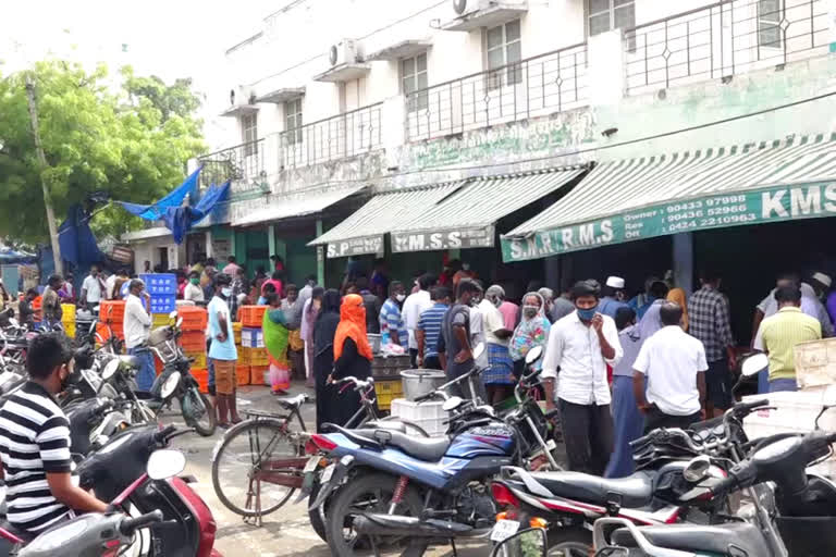 Crowd in erode as lockdown got relaxed