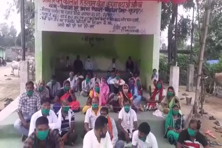 villagers-sit-on-strike-against-encroachment-in-surajpur