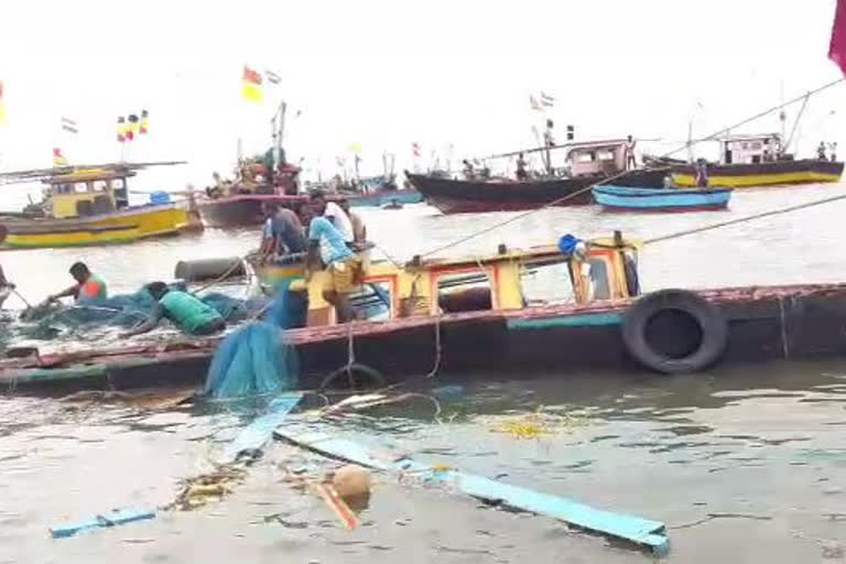 the-boat-sank-in-the-harne-port-due-to-a-sudden-storm