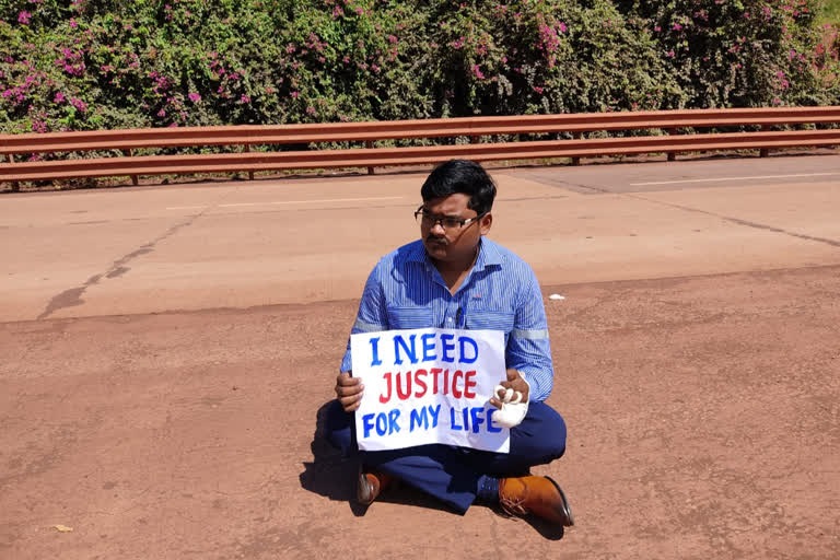 A Labor protesting in front of Jindal