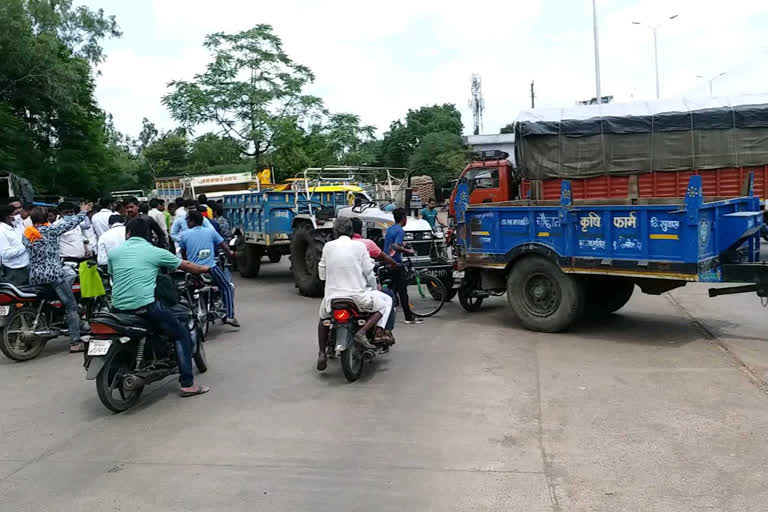 Farmers jammed the highway in aagar