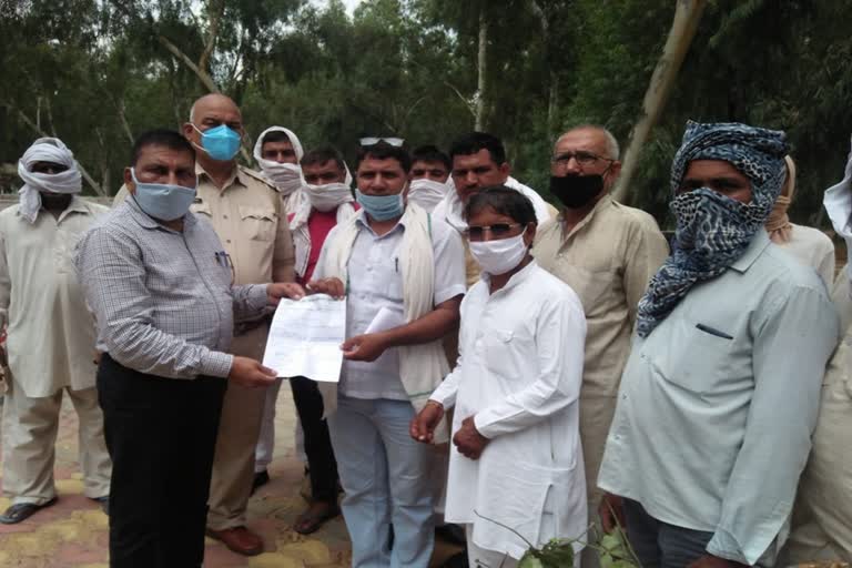 neemadiwali village farmers submitted memorandum to dc for compensation in Bhiwani