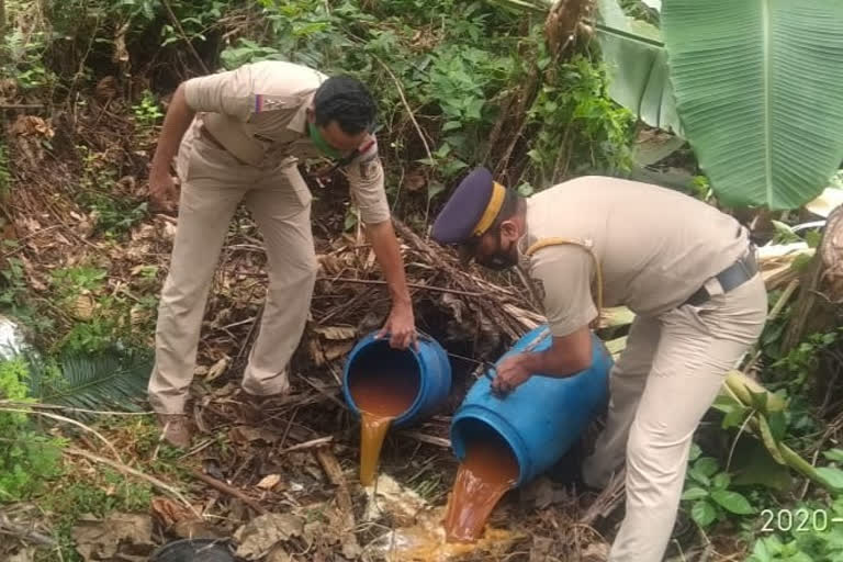 കോഴിക്കോട് വാര്‍ത്തകള്‍  ചാരായം പിടിച്ചു  എക്‌സൈസ് വാര്‍ത്തകള്‍  excise news  kozhikkode news