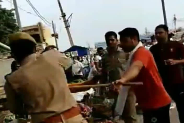 PRD jawans beat up youth in Sahibabad vegetable market