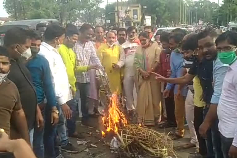 BJP burnt Kamal Nath's effigy in seoni