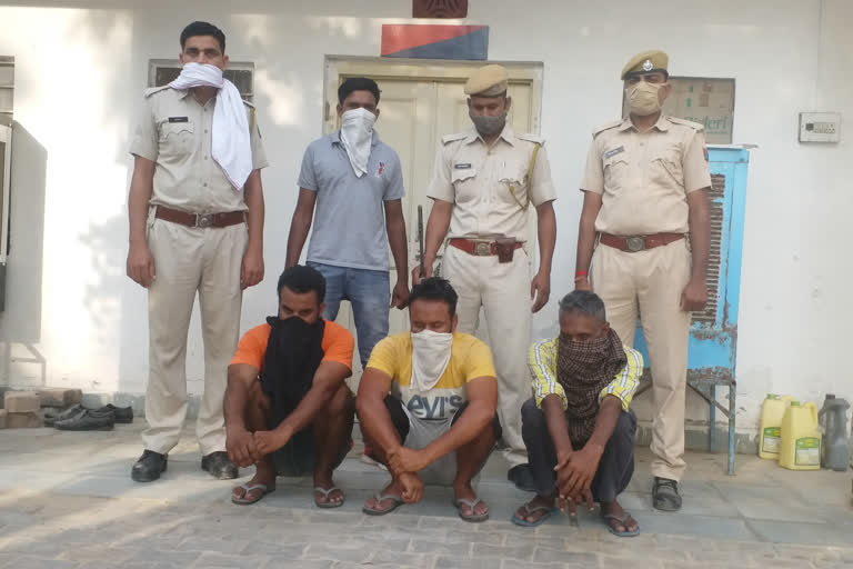 rajasthan news in hindi, churu news in hindi, smugglers arrested, doda popped sawdust and opium, smugglers arrested in Churu, तस्कर गिरफ्तार, डोडा पोस्त चूरा, अफीम बरामद