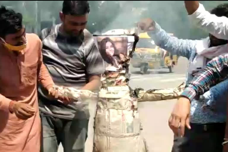 Holkar army burnt the effigy of Ekta Kapoor