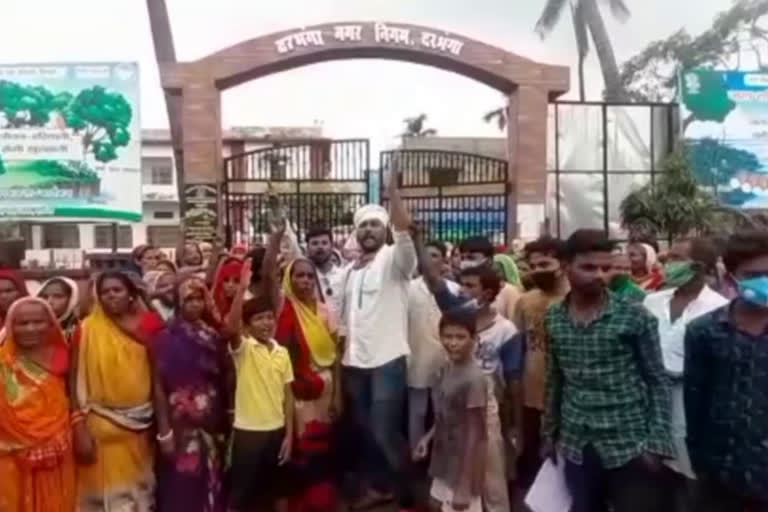 Angry people create ruckus at Municipal Corporation Gate due to non-receipt of flood assistance