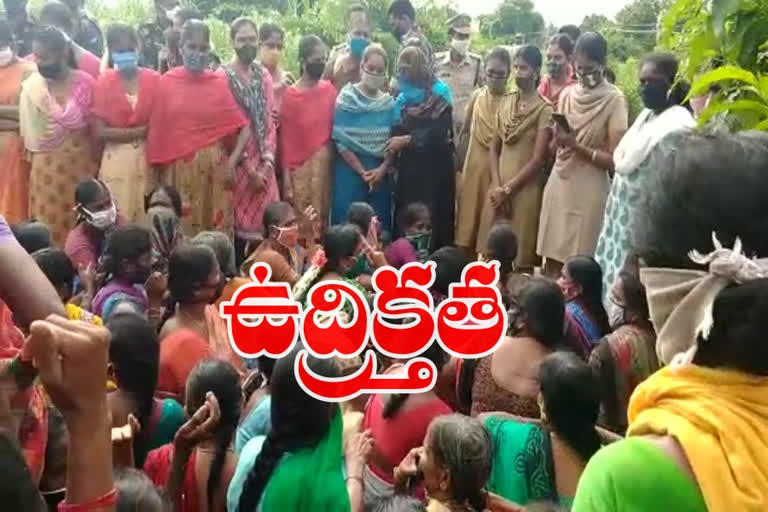 protest of Gandikota flood victims at Thalapproddutur in Kadapa district