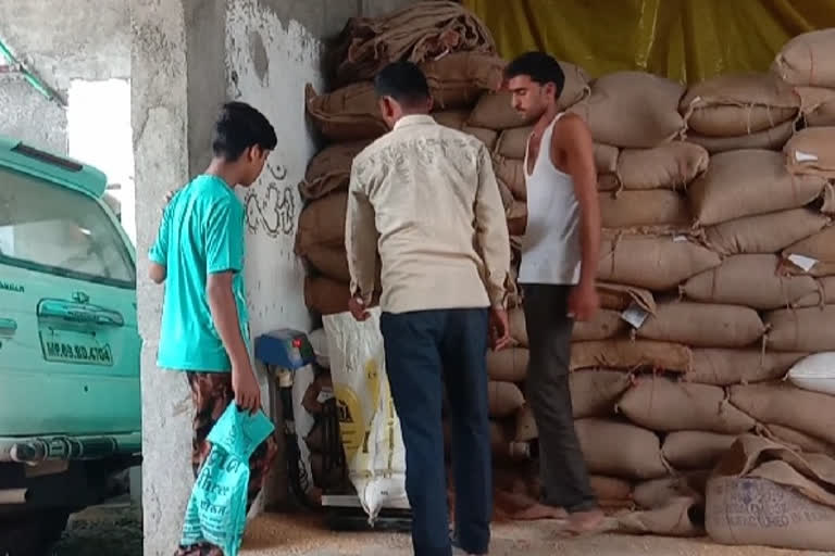 Shoddy rice is being distributed from cooperative institutions even after the government's ban