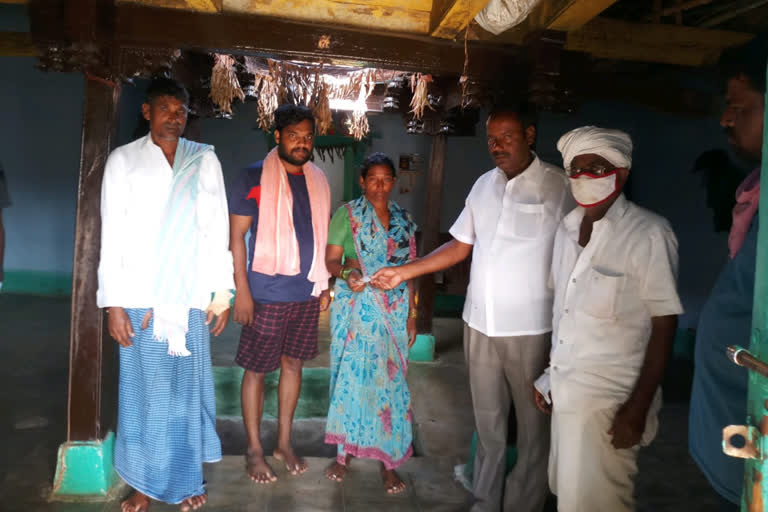 man suicide in thoguta and congress leader give financial assistance to his family