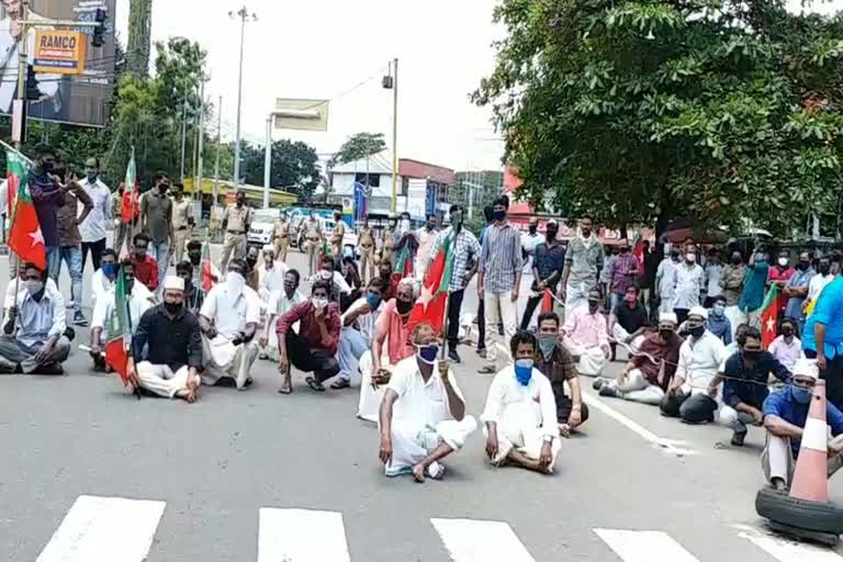 കൊല്ലത്ത് എസ്‌ഡിപിഐ പ്രവര്‍ത്തകര്‍ ദേശീയപാത ഉപരോധിച്ചു  എസ്‌ഡിപിഐ പ്രവര്‍ത്തകര്‍ ദേശീയപാത ഉപരോധിച്ചു  ദേശീയപാത ഉപരോധിച്ചു  എസ്‌ഡിപിഐ  കൊല്ലം  protest sdpi workers  sdpi workers