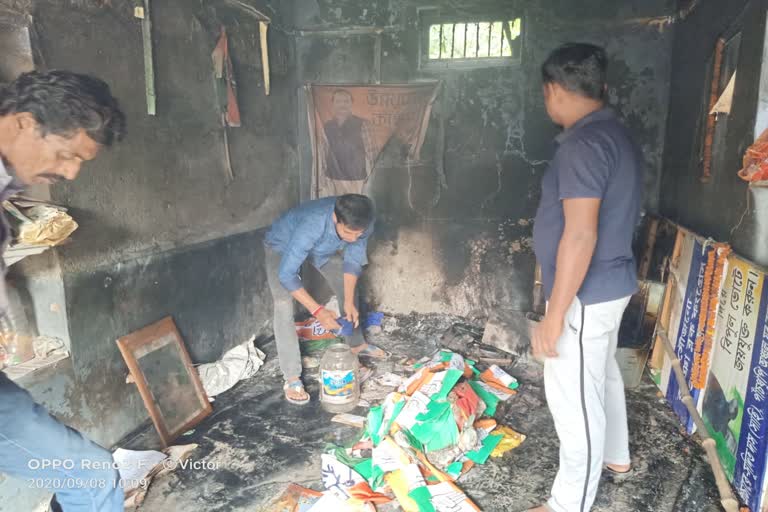 fire-broke-out-at-the-congress-office-in-murshidabad