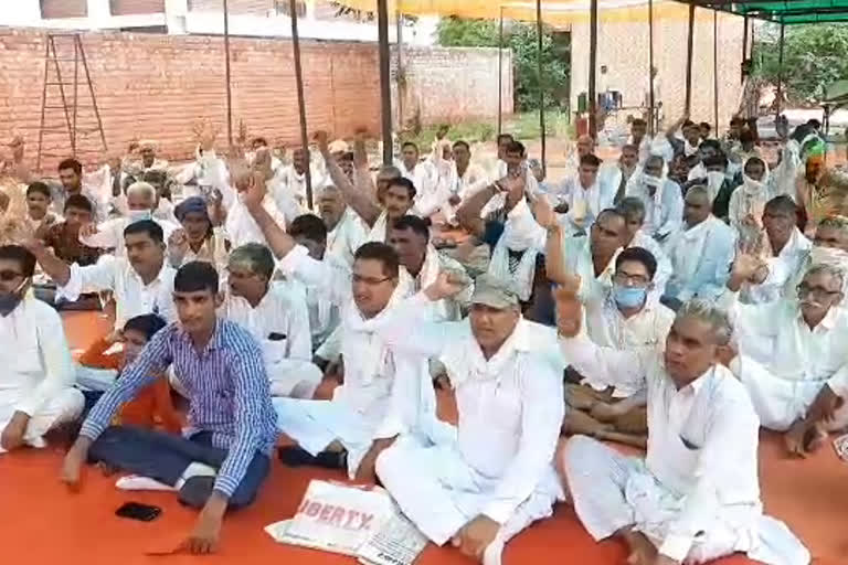 farmers started indefinite strike for compensation in sirsa