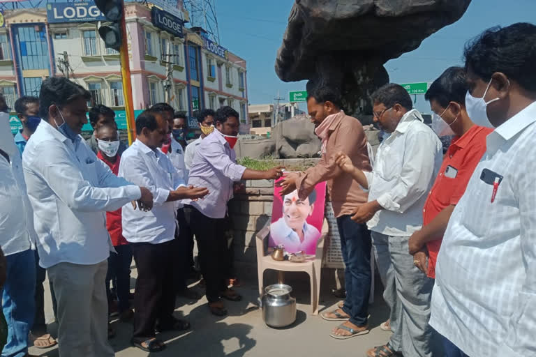 oad-people-palabhishekam-to-the-kcr-photo-at-nirmal-district