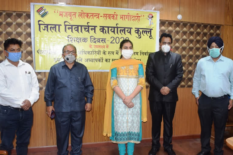 DC Dr. Richa Verma honored teachers in Kullu